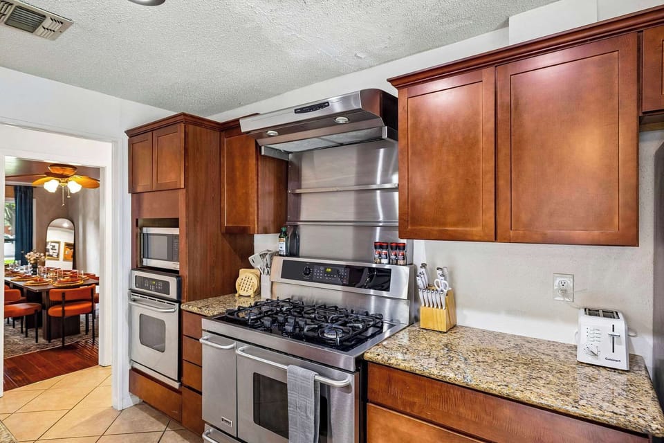 High-End & Fully Equipped – Whether you're making a quick snack or a full meal, this kitchen has everything you need with luxury appliances and plenty of storage.
