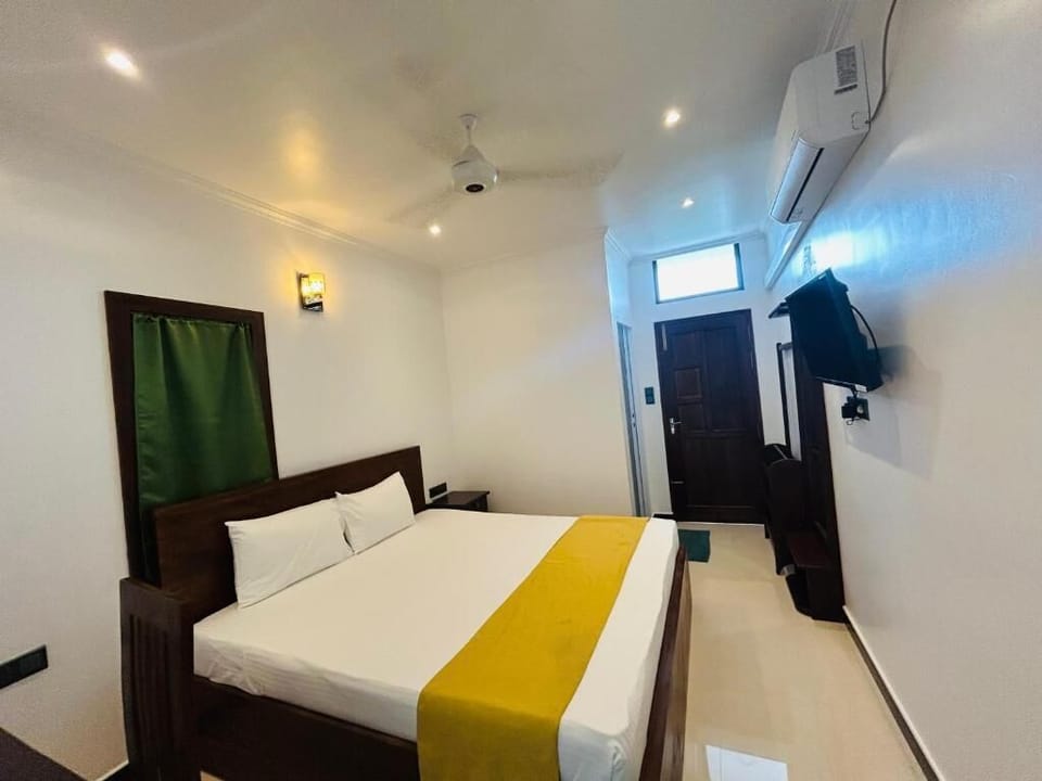 Deluxe Double Room, Balcony, Garden View | Laptop workspace, soundproofing