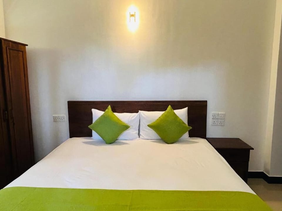 Deluxe Double Room, Balcony, Garden View | Laptop workspace, soundproofing