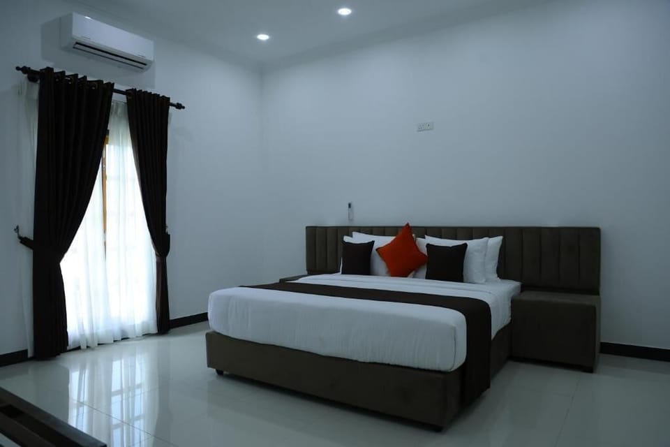 Deluxe Double Room, Balcony, Garden View | Laptop workspace, free WiFi