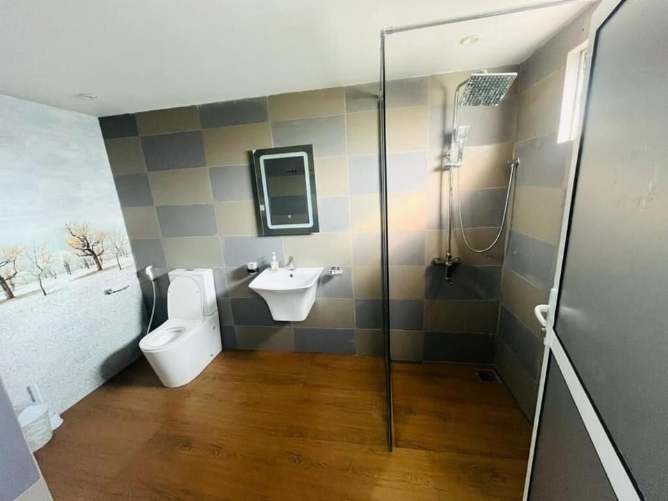 Luxury Quadruple Room, Balcony, Garden View | Bathroom | Shower, hair dryer, towels, soap