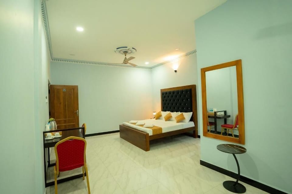 Deluxe Double Room, Balcony, Garden View | Laptop workspace