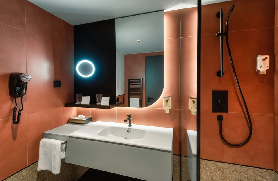 Junior Suite | Bathroom | Free toiletries, hair dryer, bathrobes, towels
