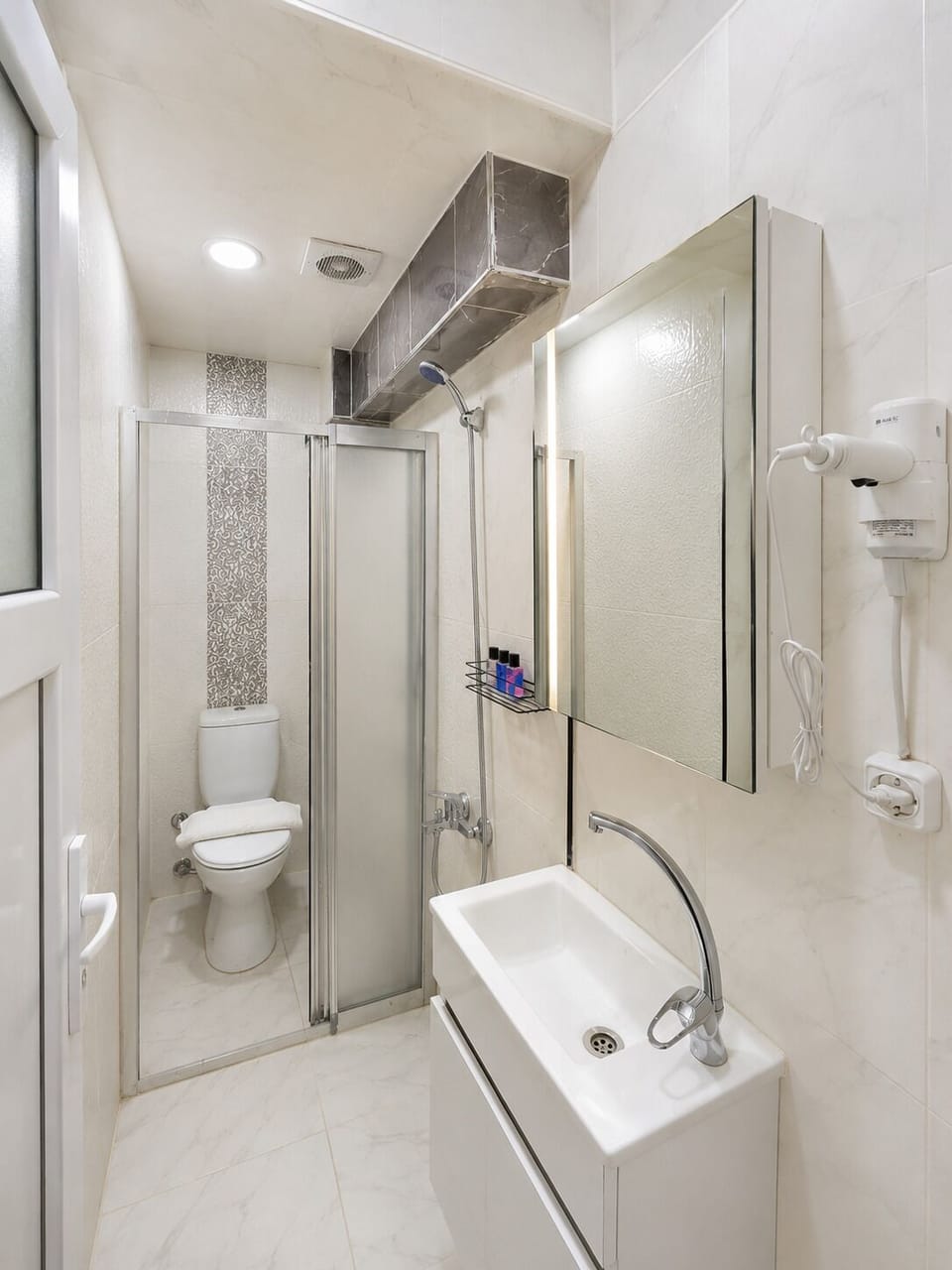 Deluxe Studio Suite, Non Smoking | Desk, laptop workspace, soundproofing, WiFi (free)