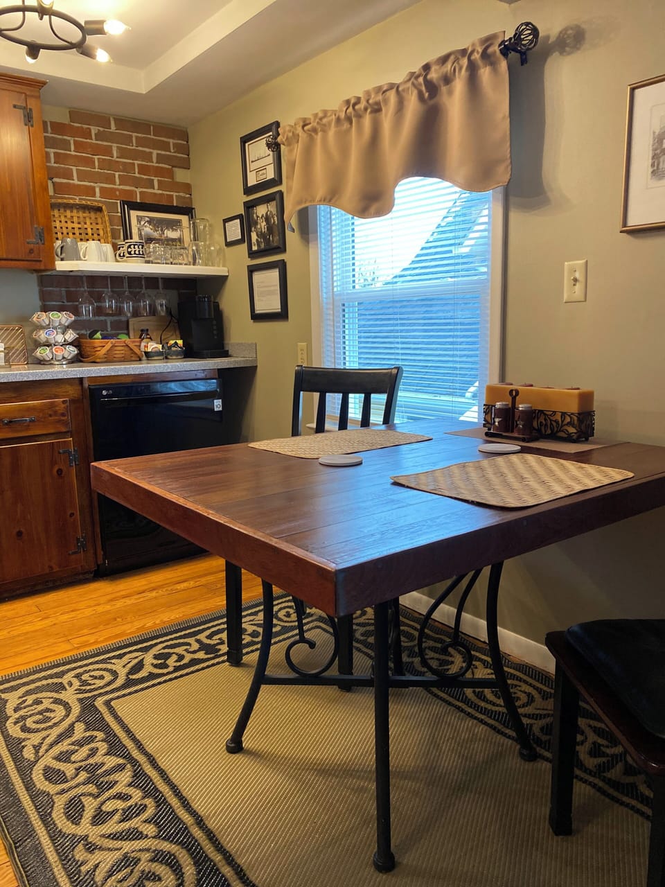 Table for 2 (could be 4 with 2 added chairs currently in storage). 