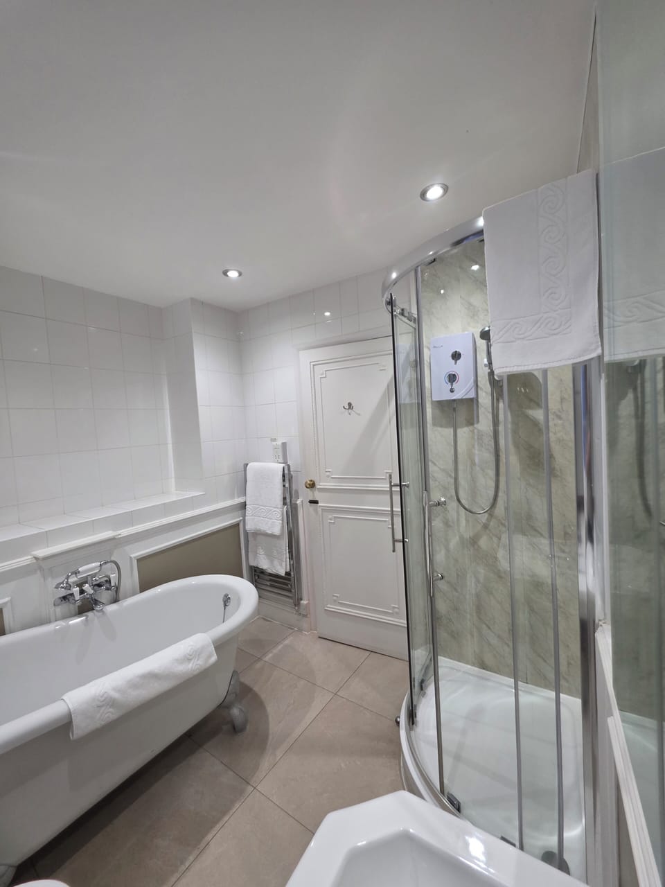 Superior Double Room | Bathroom | Towels, soap, shampoo, toilet paper