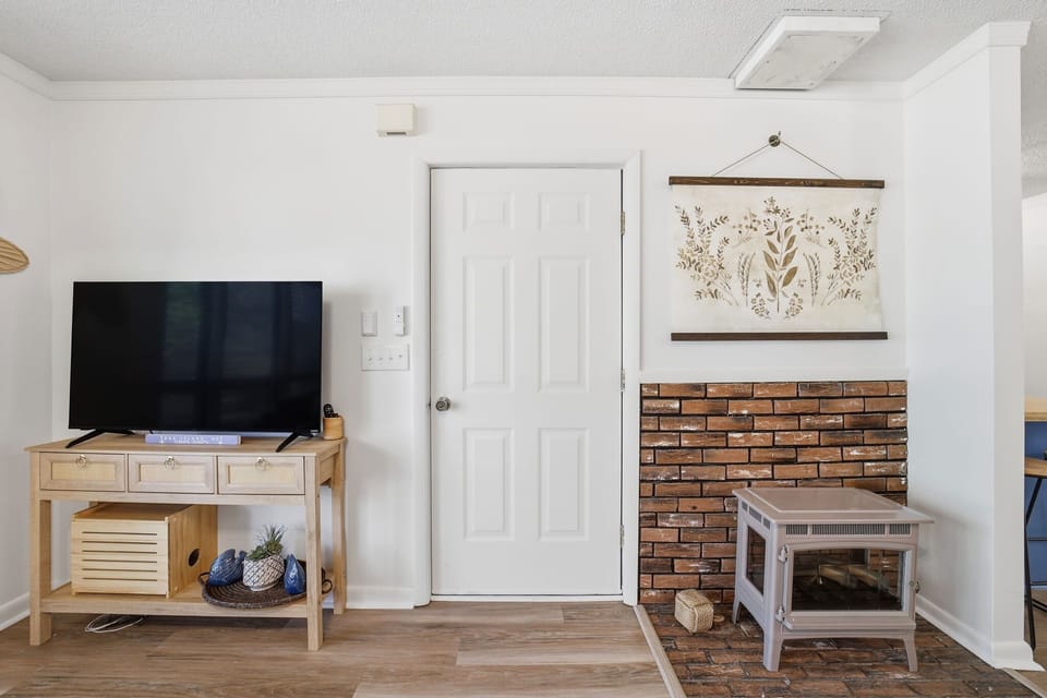 Living Room w/ Smart TV