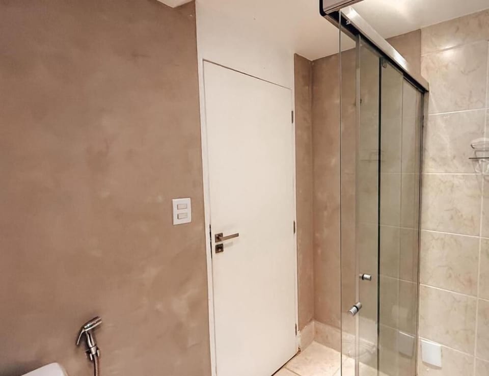 Deluxe Suite, 1 Queen Bed | Bathroom | Shower, free toiletries, hair dryer, towels