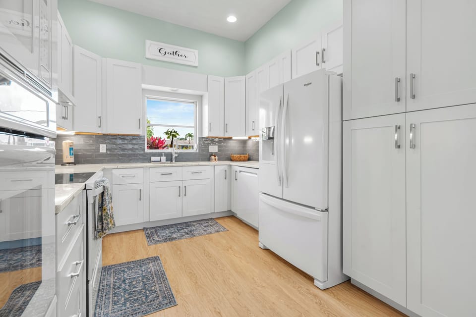 Absolutely stunning modern kitchen. The perfect spot for breakfast!