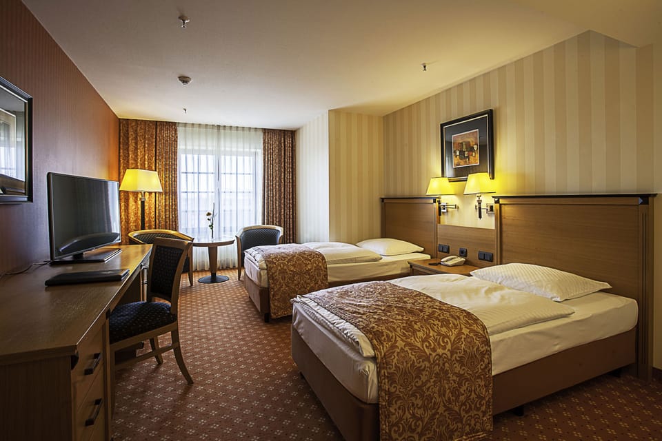 Classic Twin Room | Premium bedding, in-room safe, desk, laptop workspace