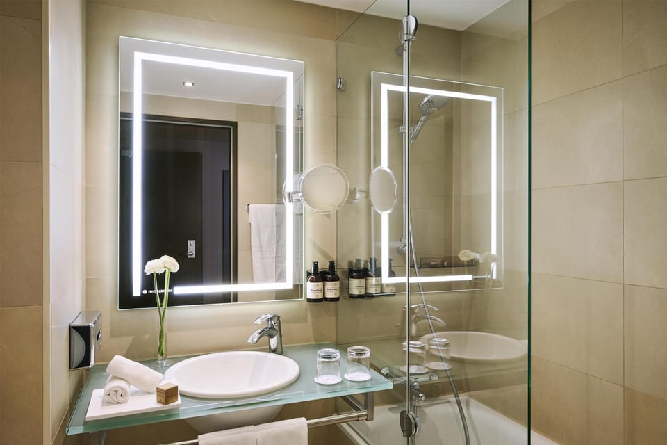 Combined shower/tub, deep soaking tub, eco-friendly toiletries