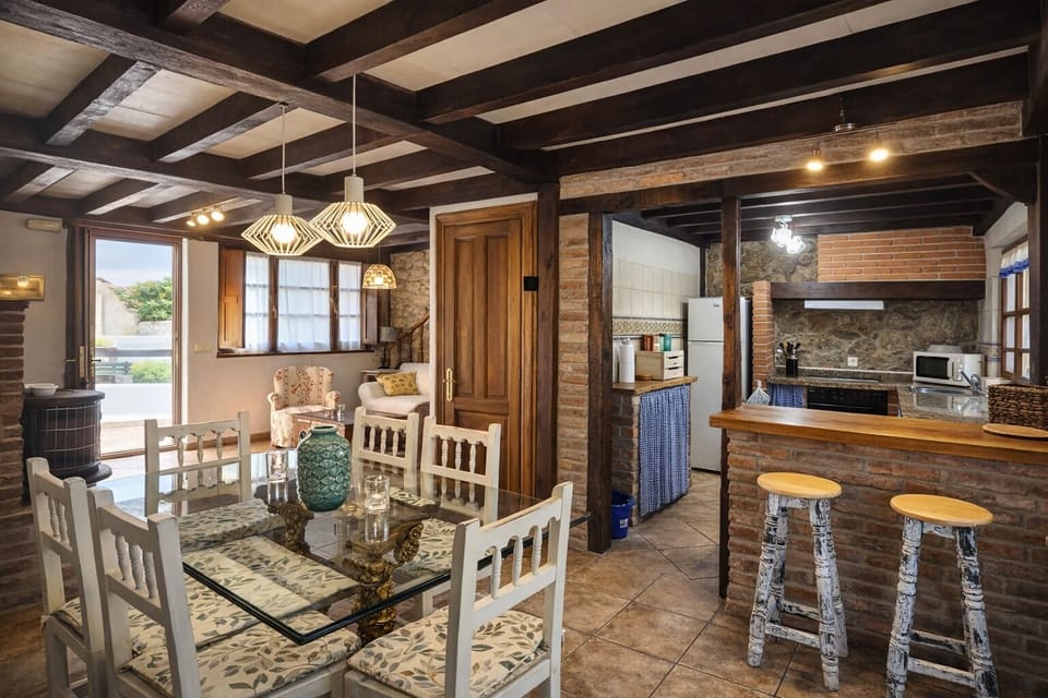 Kitchen or kitchenette,Dining area