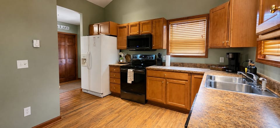 Equipped kitched w microwave,  electric stove/ oven, refrigerator & coffee maker