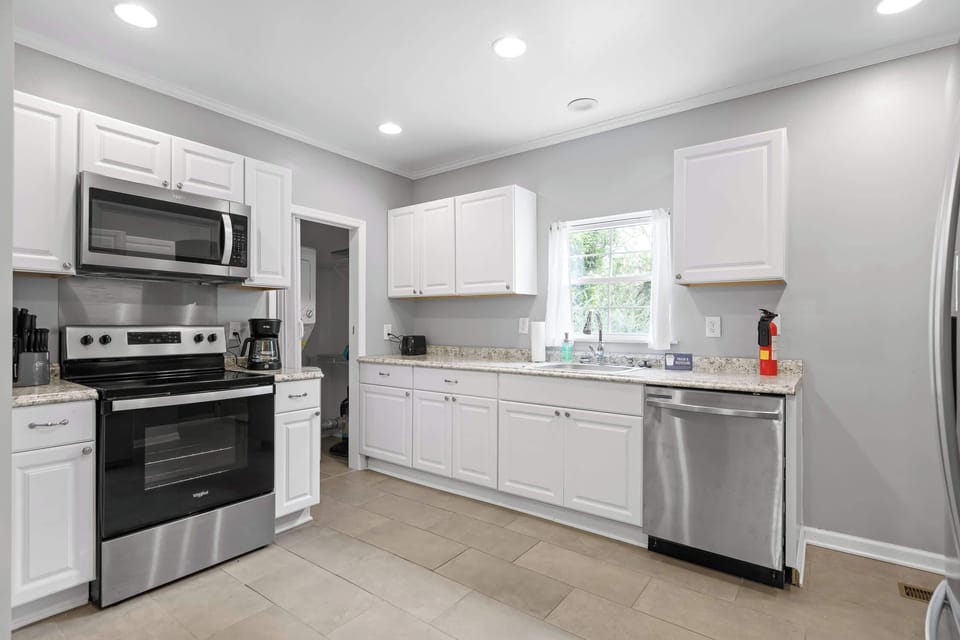 Full kitchen 