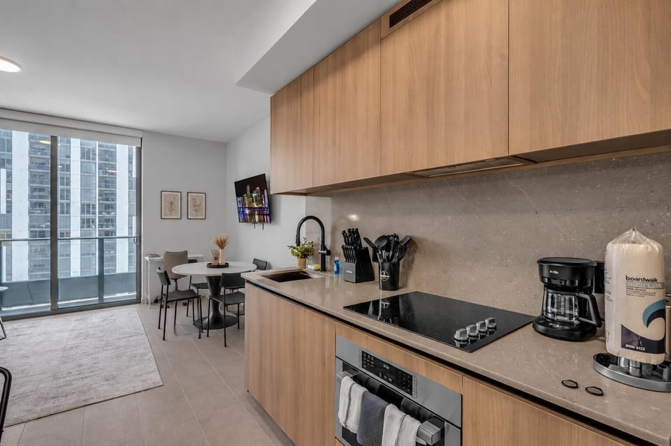 21st-Floor Studio  Perfect Downtown Getaway. (9925)