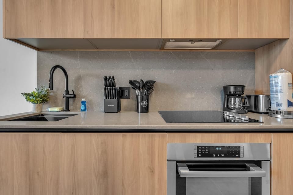 Warm & Welcoming Apt-Steps from Downtown -Walk Everywhere (9686)