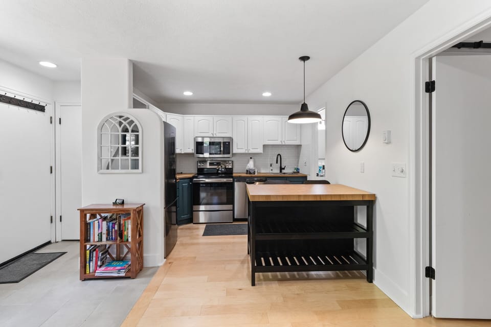 Kitchen / Dining Area