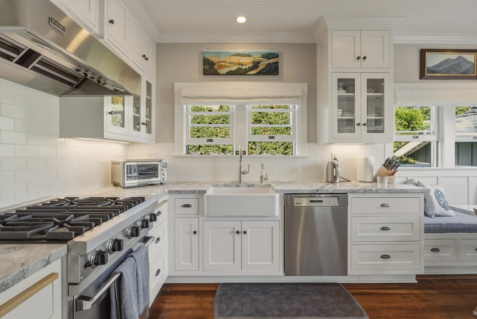 Siz burner Viking stove, and more art, even in the kitchen!