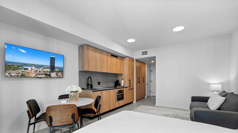 Junior Studio, City View | Interior