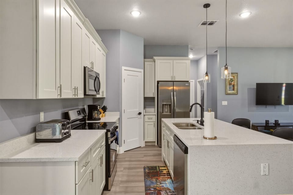 🍳 Spacious kitchen with a large countertop, fully equipped with a stove, oven, fridge, and a set of knives—perfect for preparing your favorite home-cooked meals with ease ✨🏡