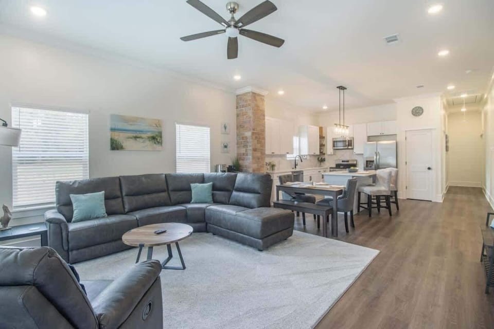 House, Multiple Beds, Fireplace, Pool View (Beach Retreat) | Living area