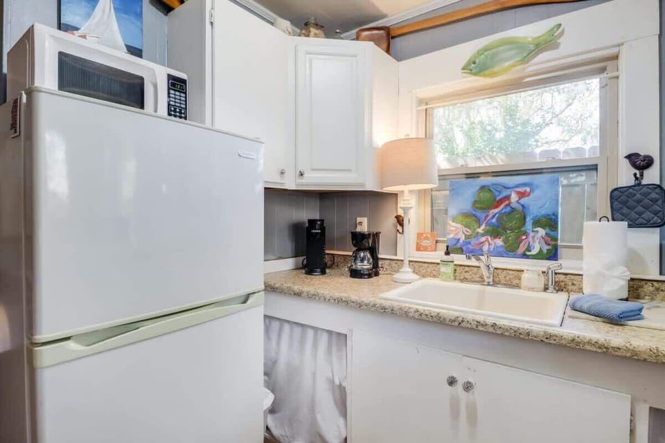 Cottage, 1 Queen Bed, Kitchen, Garden View (Bon Bateau Cottage) | Private kitchen