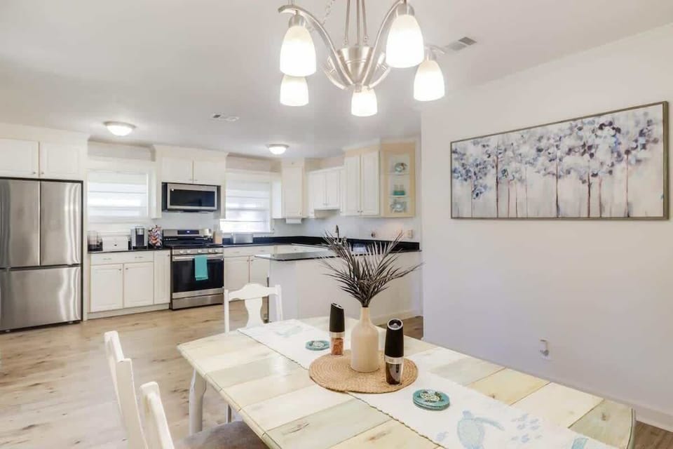 House, Multiple Beds, Fireplace, Garden View (The Magnolia Retreat) | Dining