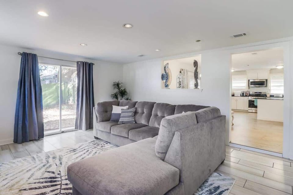 House, Multiple Beds, Fireplace, Garden View (The Magnolia Retreat) | Living area