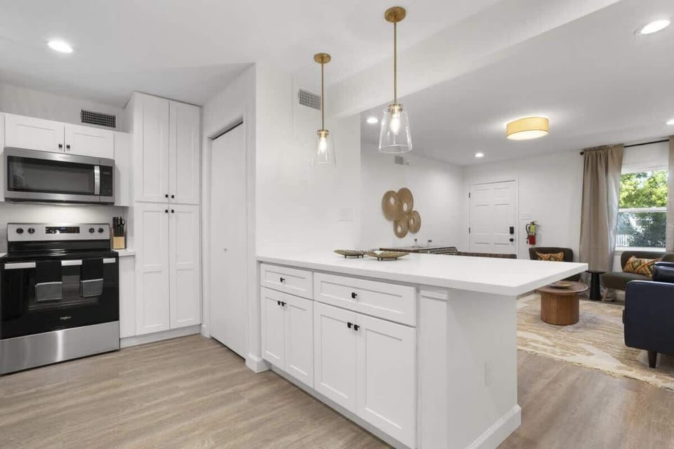 Condo, 2 Queen Beds, Kitchen, Pool View (Seabreeze Bungalow) | Private kitchen