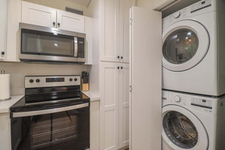 Condo, 2 Queen Beds, Kitchen, Pool View (Seabreeze Bungalow) | Private kitchen