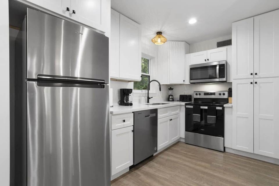 Condo, 2 Queen Beds, Kitchen, Pool View (Seabreeze Bungalow) | Private kitchen