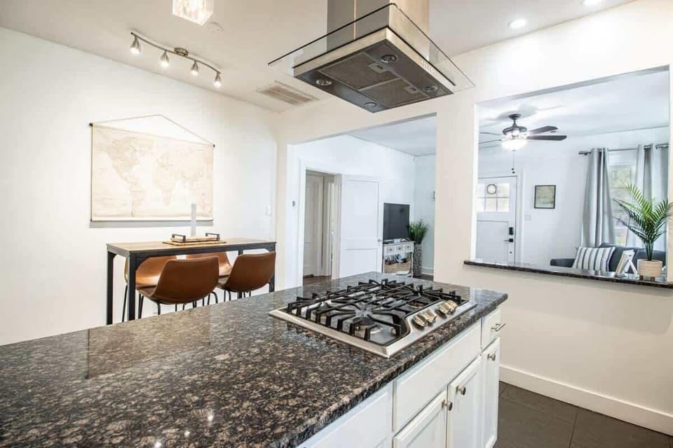 House, Multiple Beds, Kitchen, Garden View (Cottage on Broadmoor) | Private kitchen