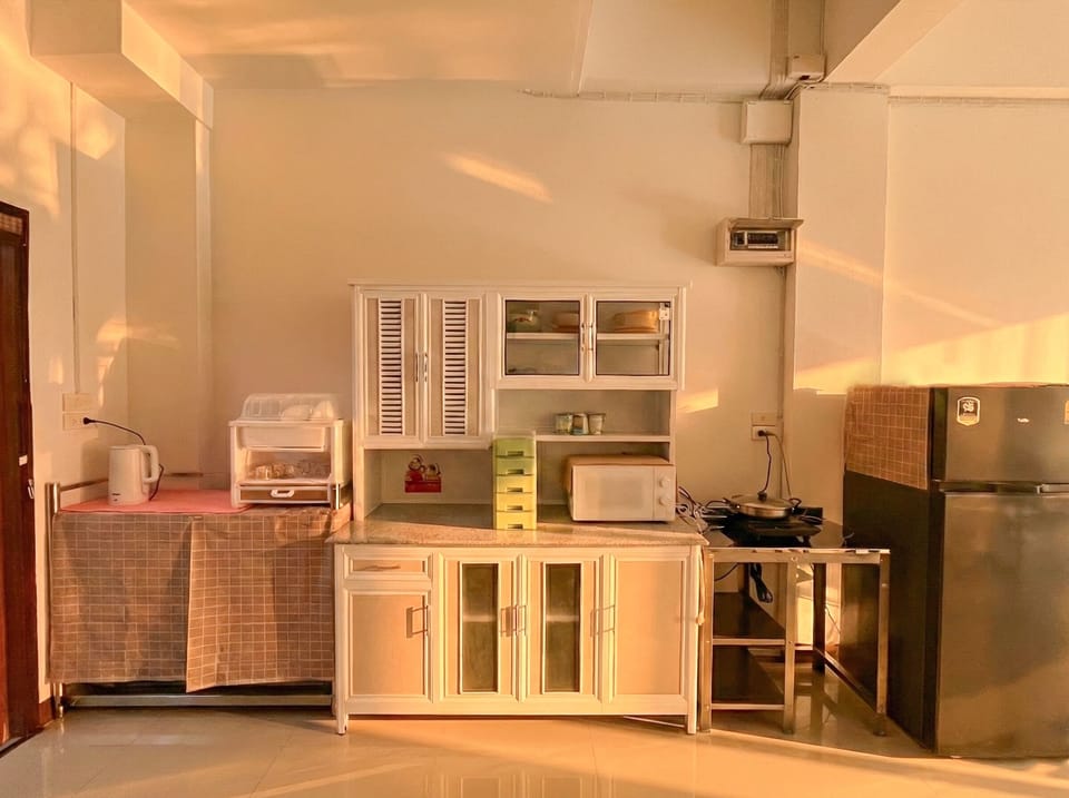 Fridge, microwave