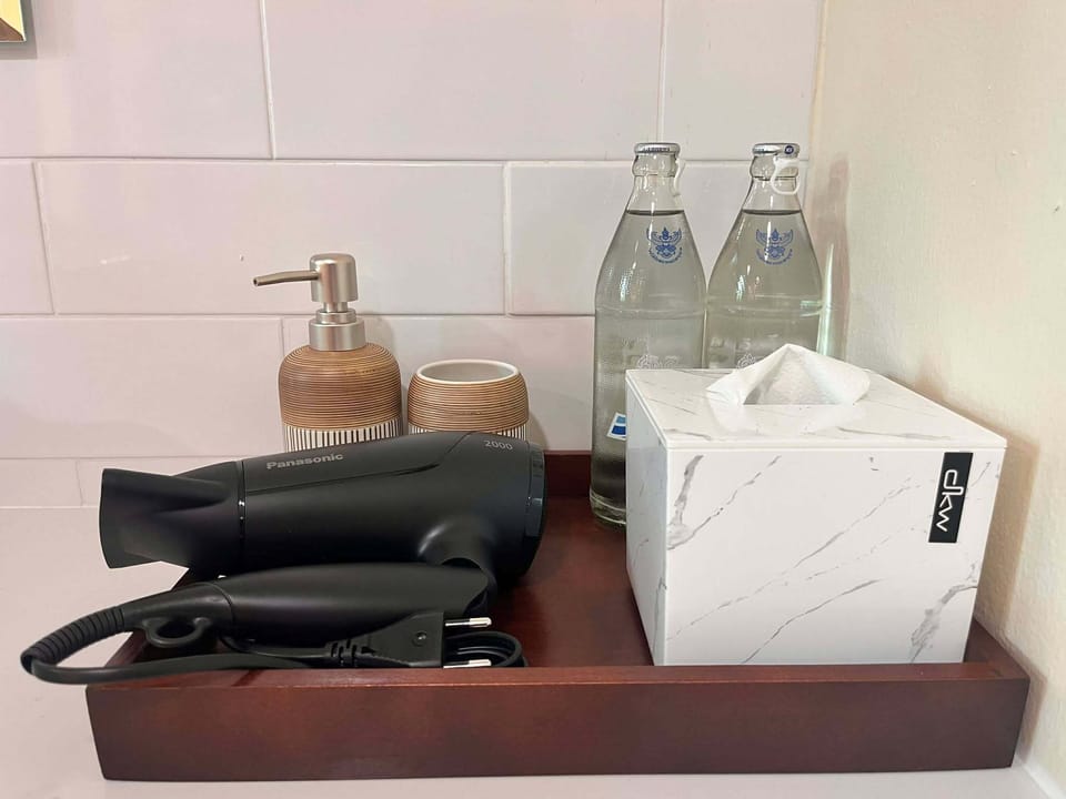 Studio Suite, City View | Bathroom amenities | Shower, free toiletries, hair dryer, towels