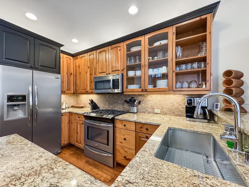 Drip coffee gurgling, counter space stretching out before you, everything exactly where you need it. This fully stocked kitchen makes cooking in an easy yes