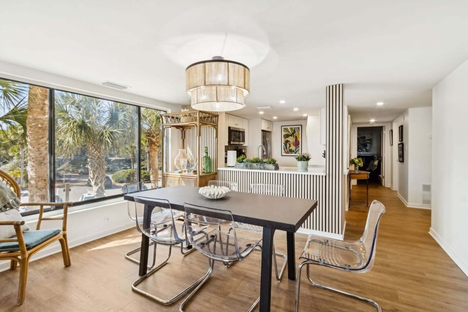 Sunny Dining area with Seating for 6