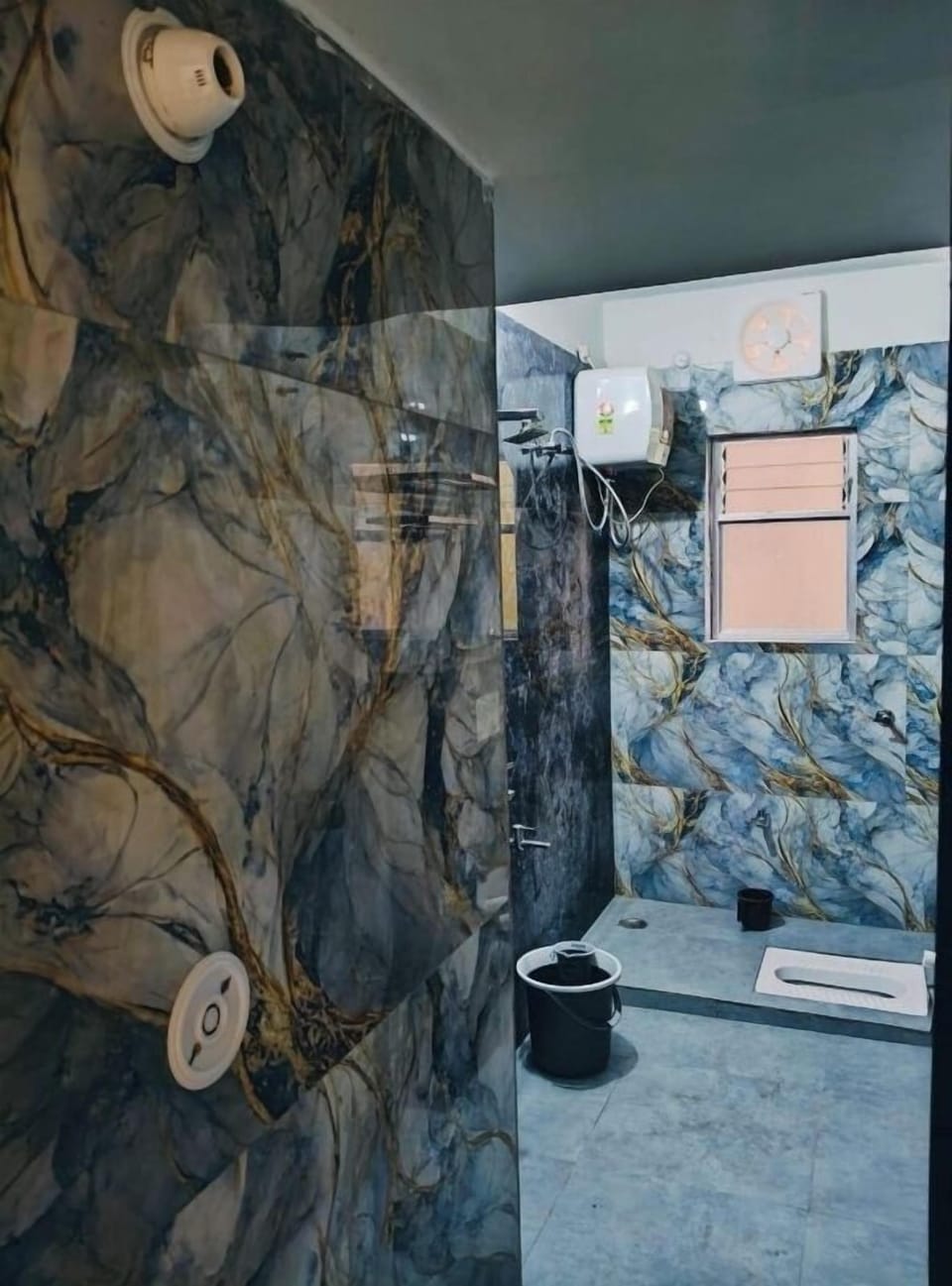 Deluxe Room, Air conditioning | Bathroom | Free toiletries, hair dryer, towels, soap