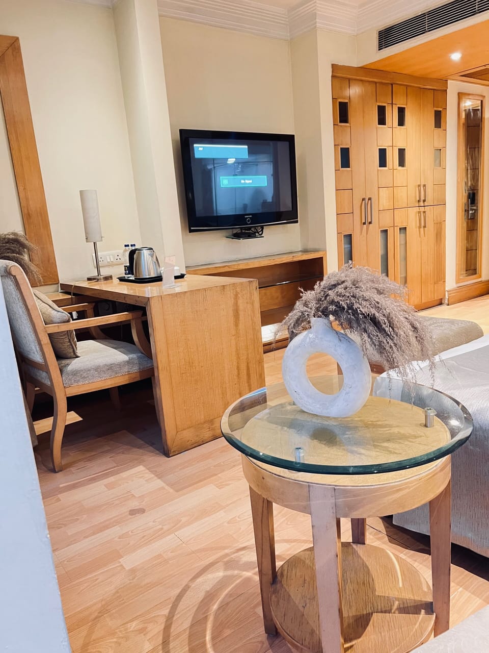 Deluxe Double Room, 1 King Bed, Air conditioning, City View | Living area