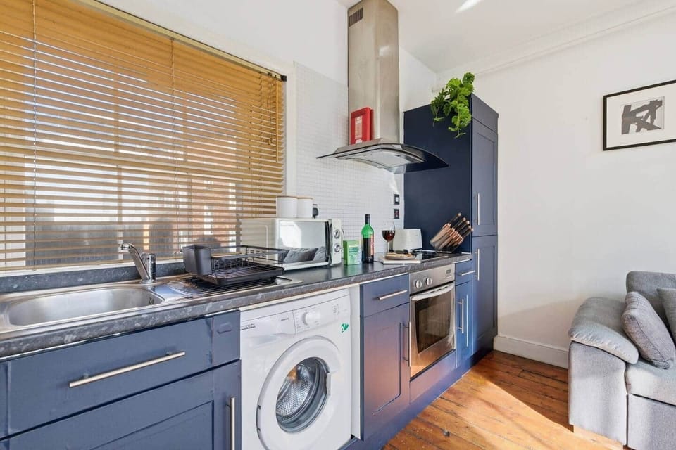 Includes oven, hob, microwave, and washing machine