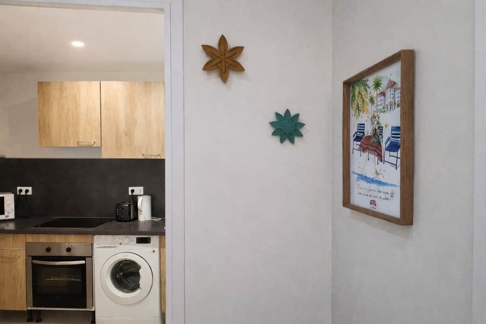Décoration soignée qui apporte une touche chaleureuse à l’appartement.