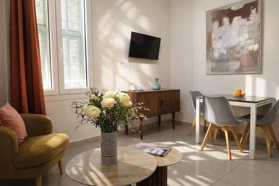 Séjour spacieux baigné de lumière naturelle, parfait pour se relaxer ou partager un moment convivial.