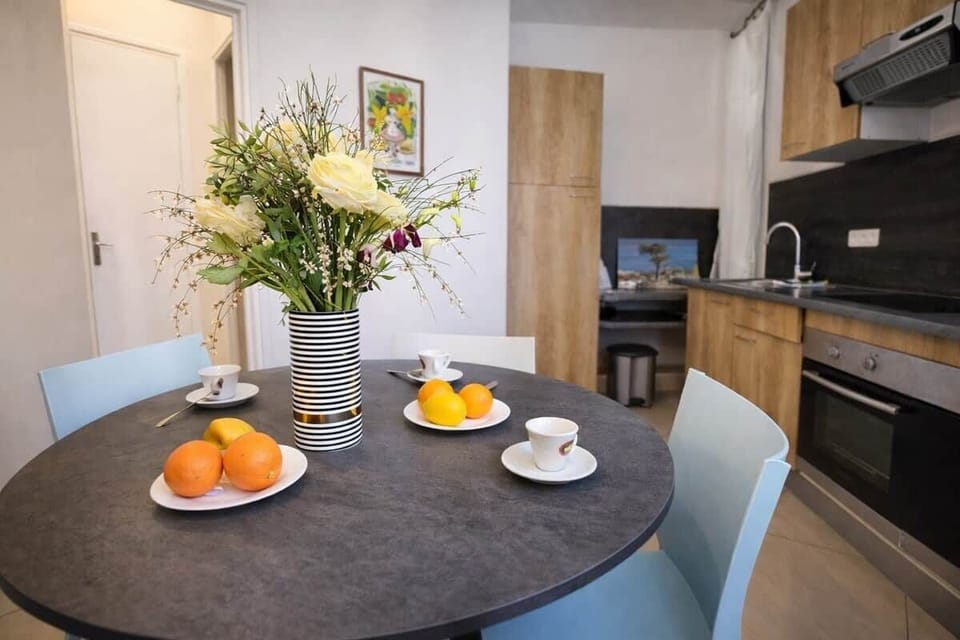 Cuisine entièrement équipée pour préparer vos repas comme à la maison.