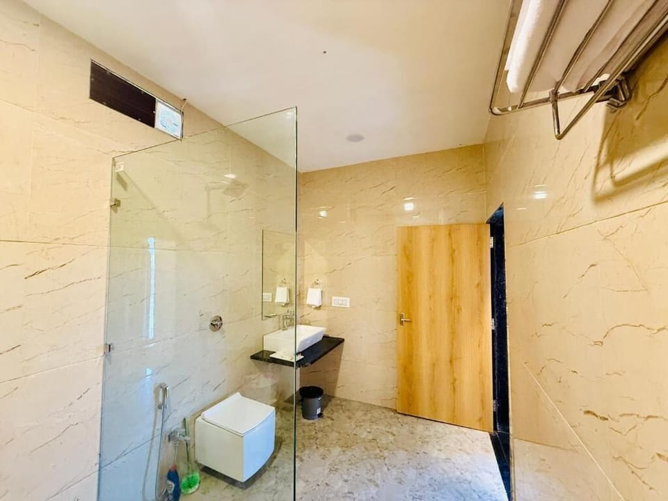 Bathtub, slippers, towels