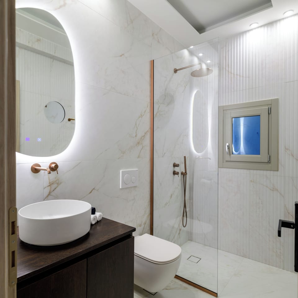 Elegant 2 Bedroom Suite with Hot Tub and Sea View | Bathroom | Shower, rainfall showerhead, free toiletries, hair dryer