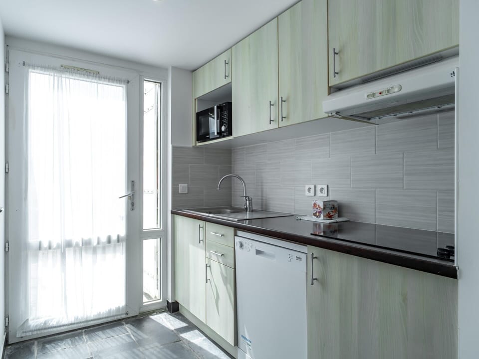 Apartment | Private kitchen | Cleaning supplies