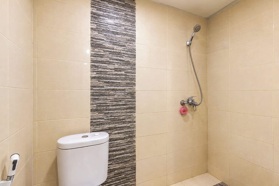 Deluxe Double Room | Bathroom | Shower, free toiletries, towels, soap