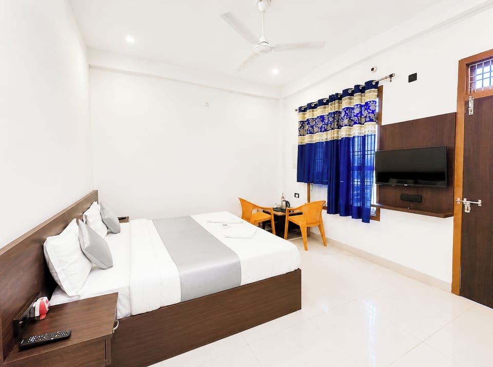Deluxe Double Room, Air conditioning | Hypo-allergenic bedding, desk, soundproofing, free WiFi