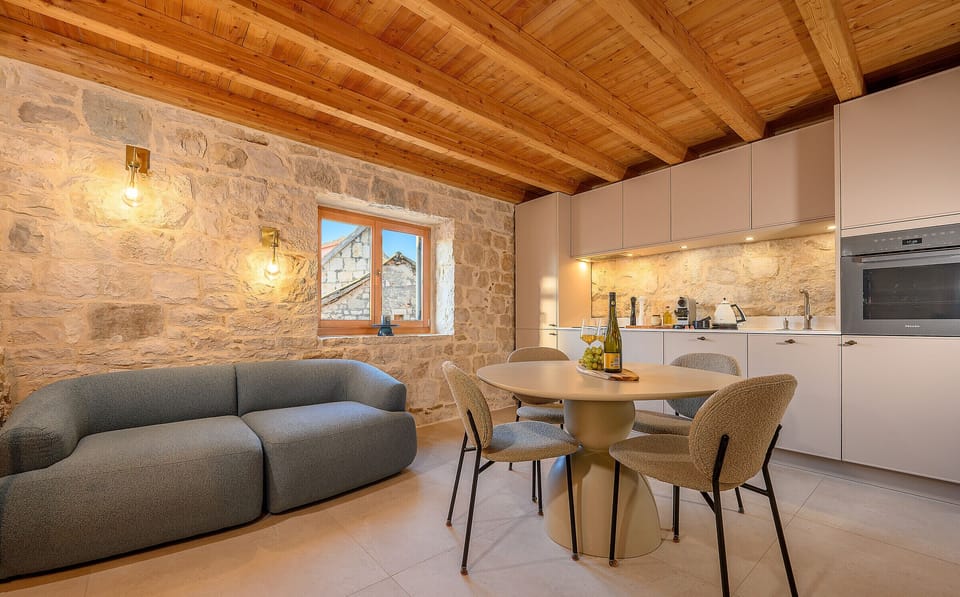 Deluxe House, City View | Private kitchen | Full-size fridge, oven, stovetop, dishwasher