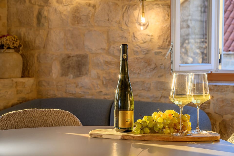 Deluxe House, City View | Dining
