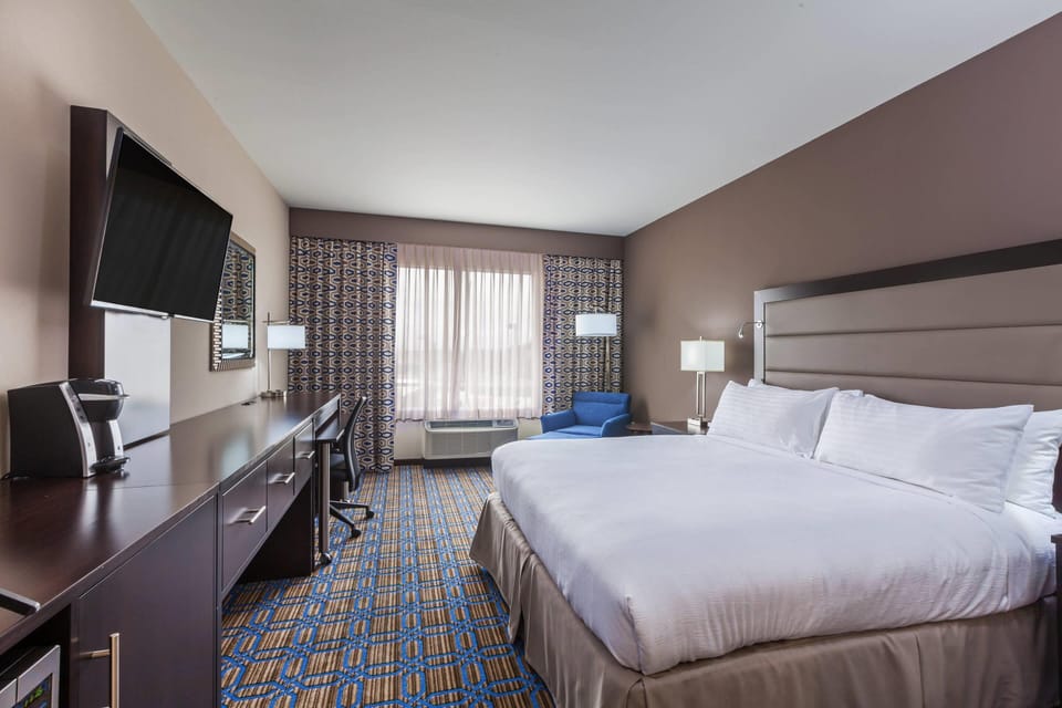 Standard Room, 1 King Bed, Non Smoking | In-room safe, desk, laptop workspace, blackout drapes